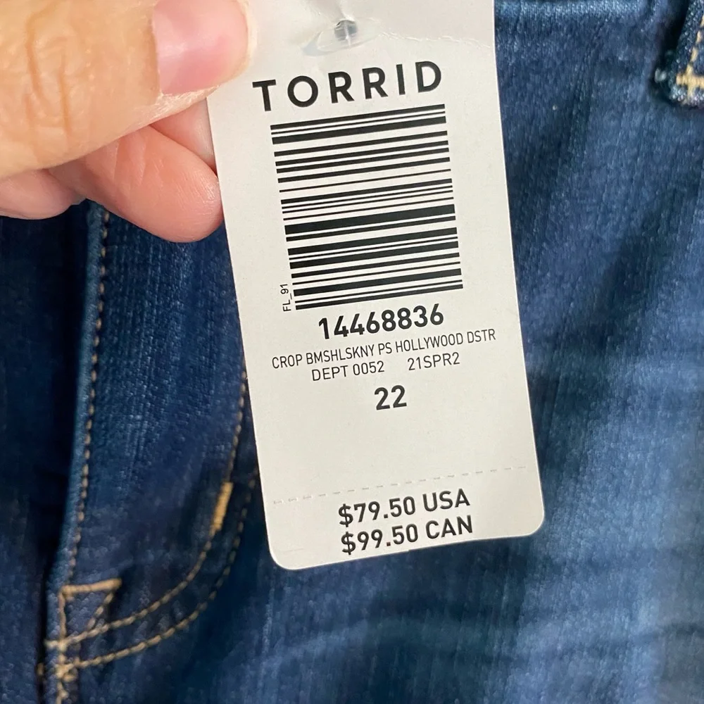 NWT Torrid Cropped Bombshell Plus Size Distressed Denim Stretch Jeans Size 22 - Picture 5 of 5
